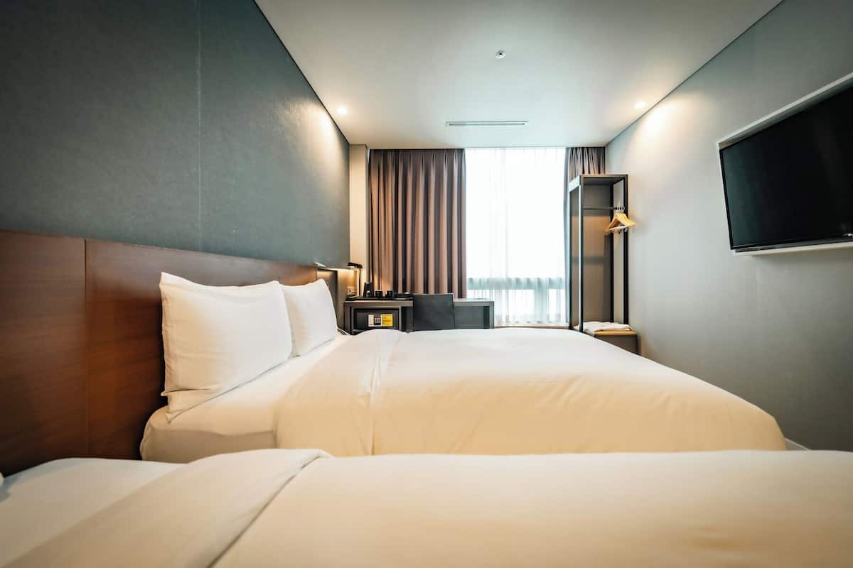 Standaard kamer (B) | Een kluis op de kamer, een bureau, verduisterende gordijnen