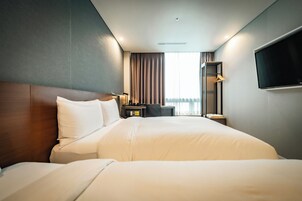 ห้องสแตนดาร์ด (B) | ตู้นิรภัยในห้องพัก, โต๊ะทำงาน, ผ้าม่านกันแสง, ห้องเก็บเสียง