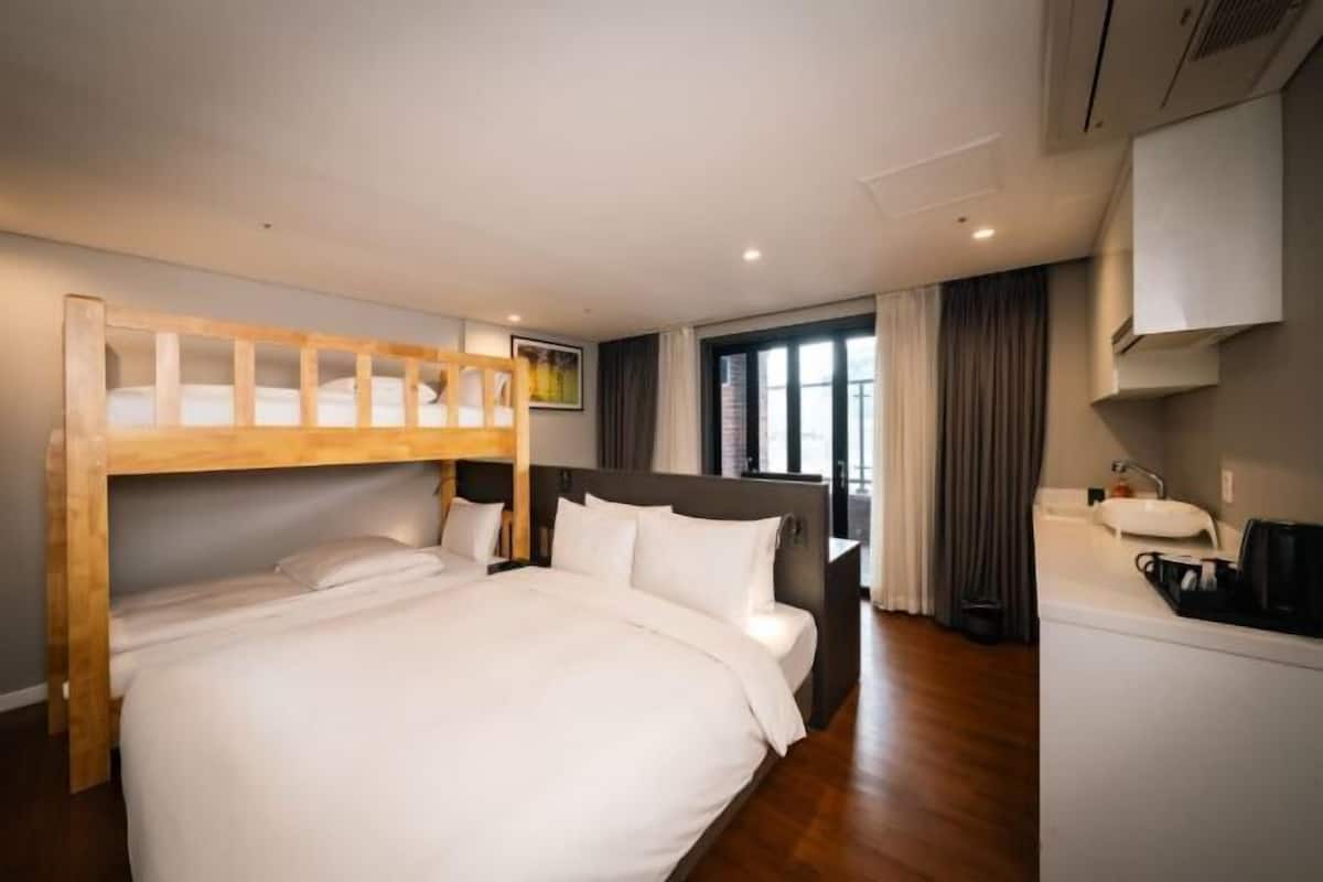 Cofres nos quartos, escrivaninha, cortinas blackout