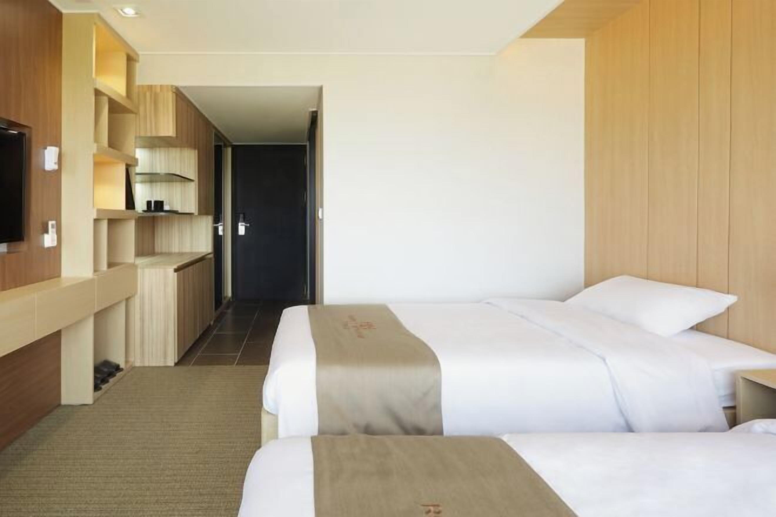 Luxe beddengoed, een kluis op de kamer, een bureau, een laptopwerkplek