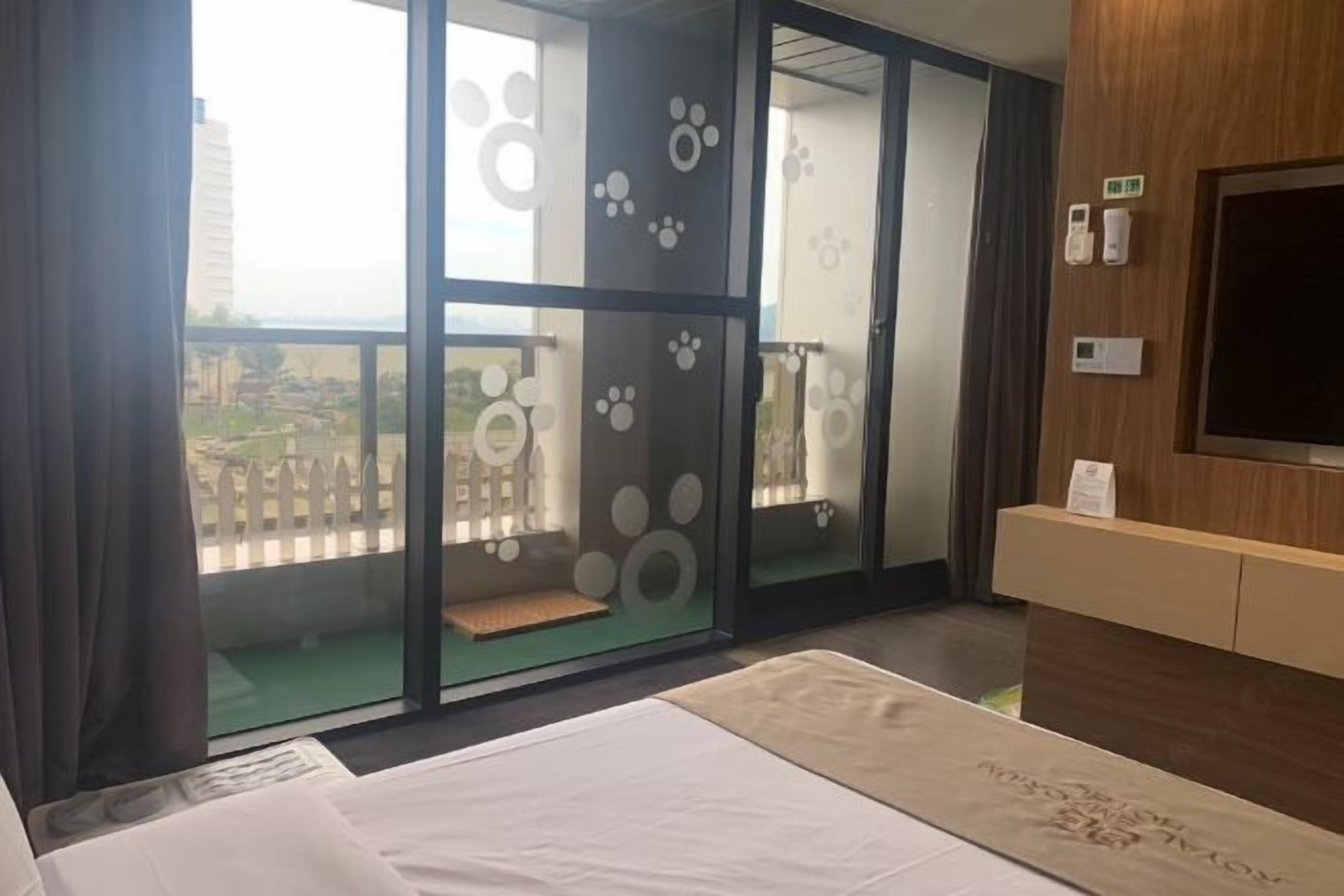 Luxe beddengoed, een kluis op de kamer, een bureau, een laptopwerkplek