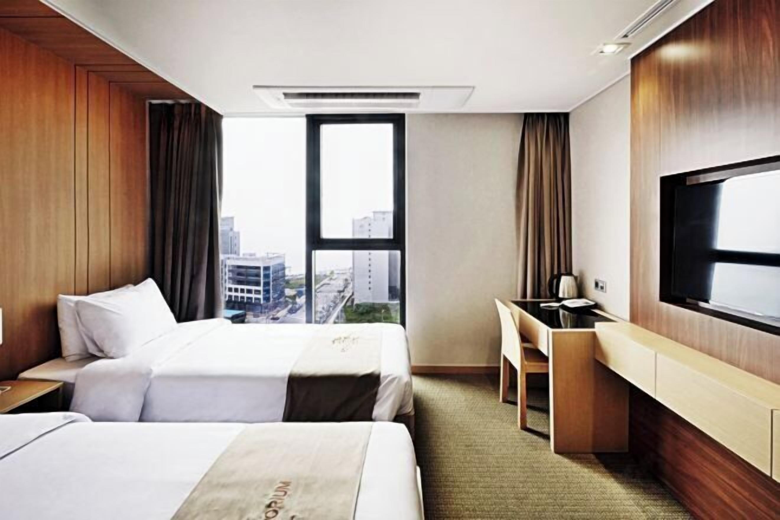 Luxe beddengoed, een kluis op de kamer, een bureau, een laptopwerkplek