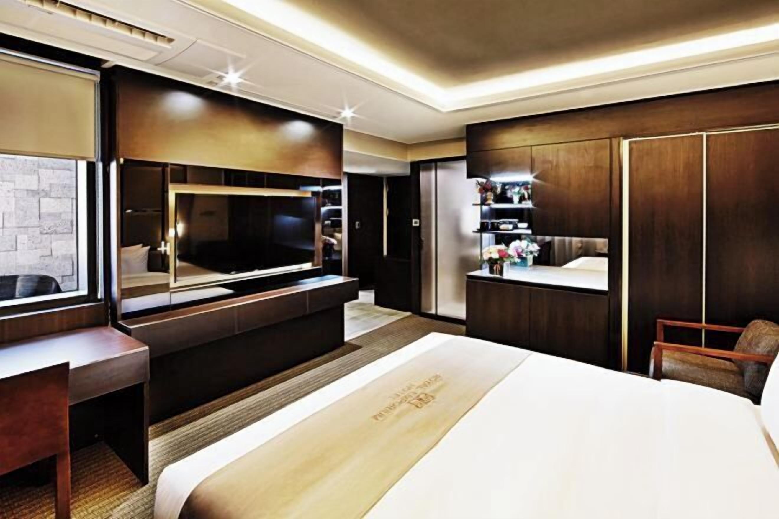 Luxe beddengoed, een kluis op de kamer, een bureau, een laptopwerkplek