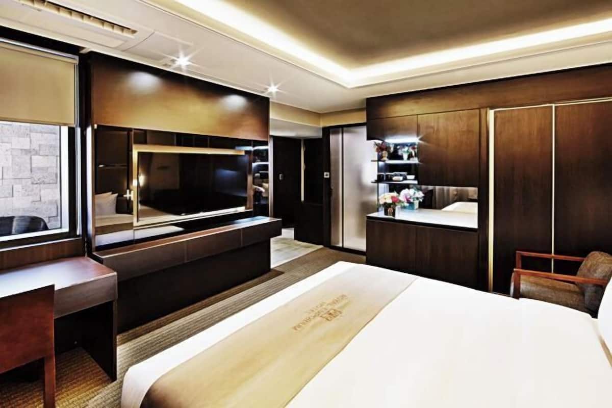 Hochwertige Bettwaren, Zimmersafe, Schreibtisch