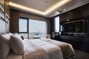 Balcony Suite | Literie de qualité supérieure, coffres-forts dans les chambres, bureau