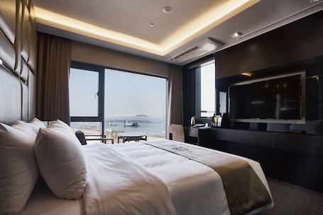 Balcony Suite | 高档床上用品、客房内保险箱、办公桌、笔记本电脑工作区. 皇家大商场仁川机场酒店