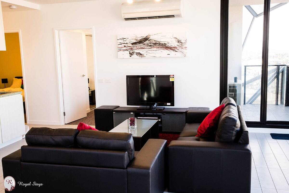 Appartement, 2 slaapkamers, balkon, uitzicht op de stad | Woonruimte | Flatscreentelevisie