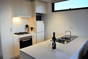 Private kitchen - Royal Stays Apartments Clarendon St (Southbank)