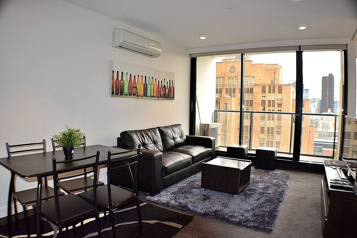 Apartemen Standar, 2 kamar tidur, balkon, pemandangan kota | Area keluarga | Televisi layar datar 42-inci dengan saluran TV kabel dan TV