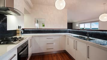 House, 4 Bedrooms | Private kitchen | Full-size fridge, microwave, oven, stovetop