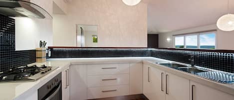 Refrigerador con freezer, microondas, horno, placa de cocina