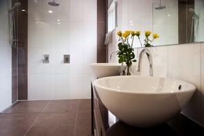 House, 4 Bedrooms | Bathroom | Separate bathtub and shower, free toiletries, hair dryer, towels - Amanti (Daylesford)