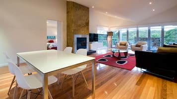House, 2 Bedrooms | In-room dining
