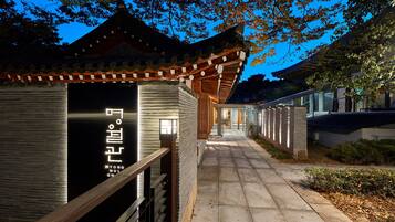 7 restaurants; lunch and dinner served