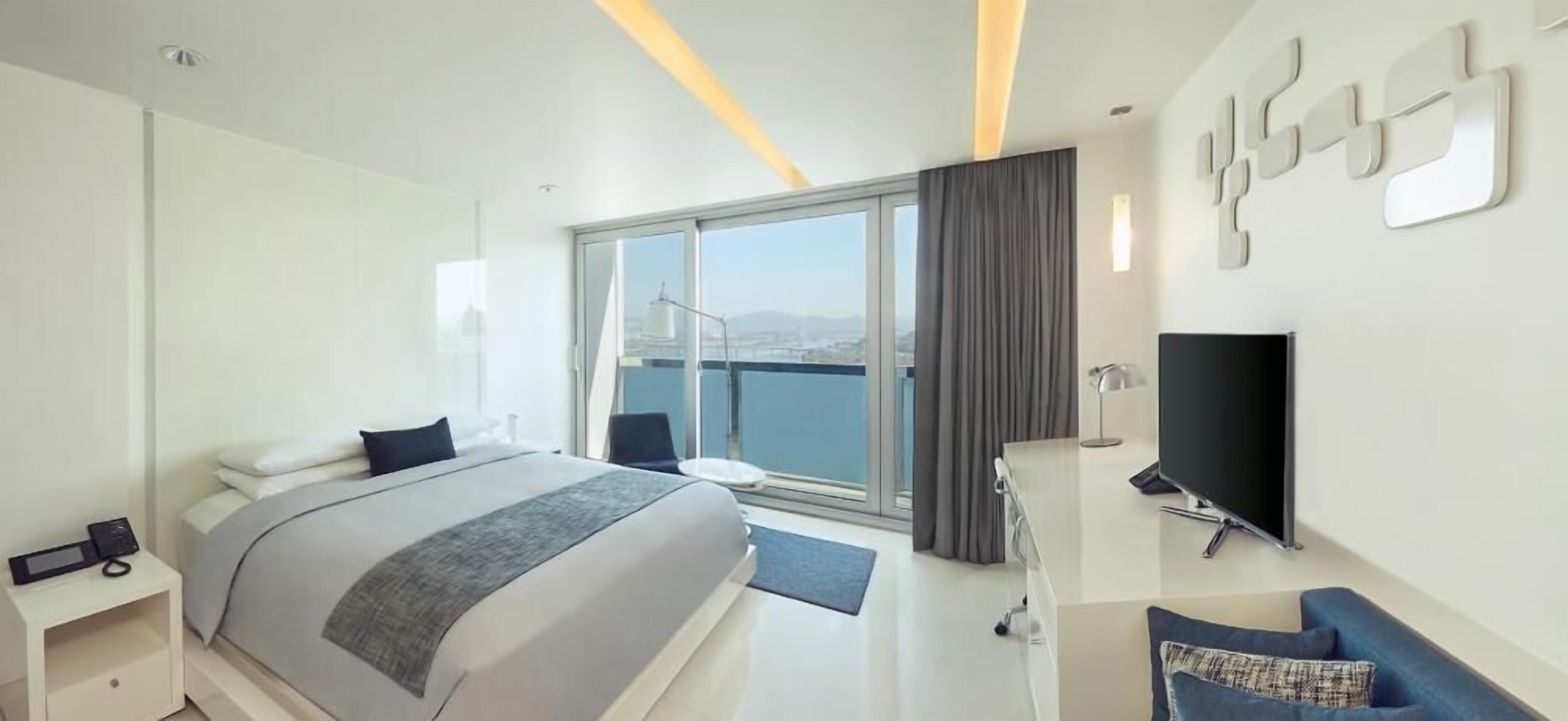 Artículos del minibar gratis y caja de seguridad en la habitación 