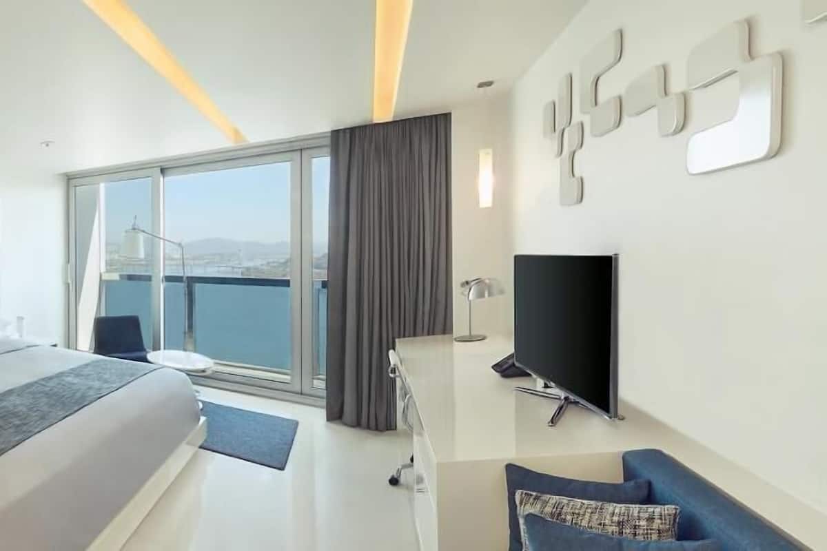 Artículos del minibar gratis y caja de seguridad en la habitación