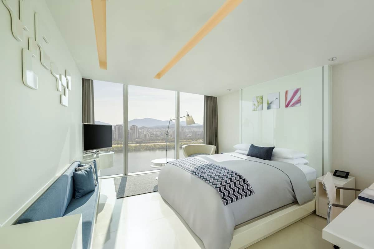 Artículos del minibar gratis y caja de seguridad en la habitación