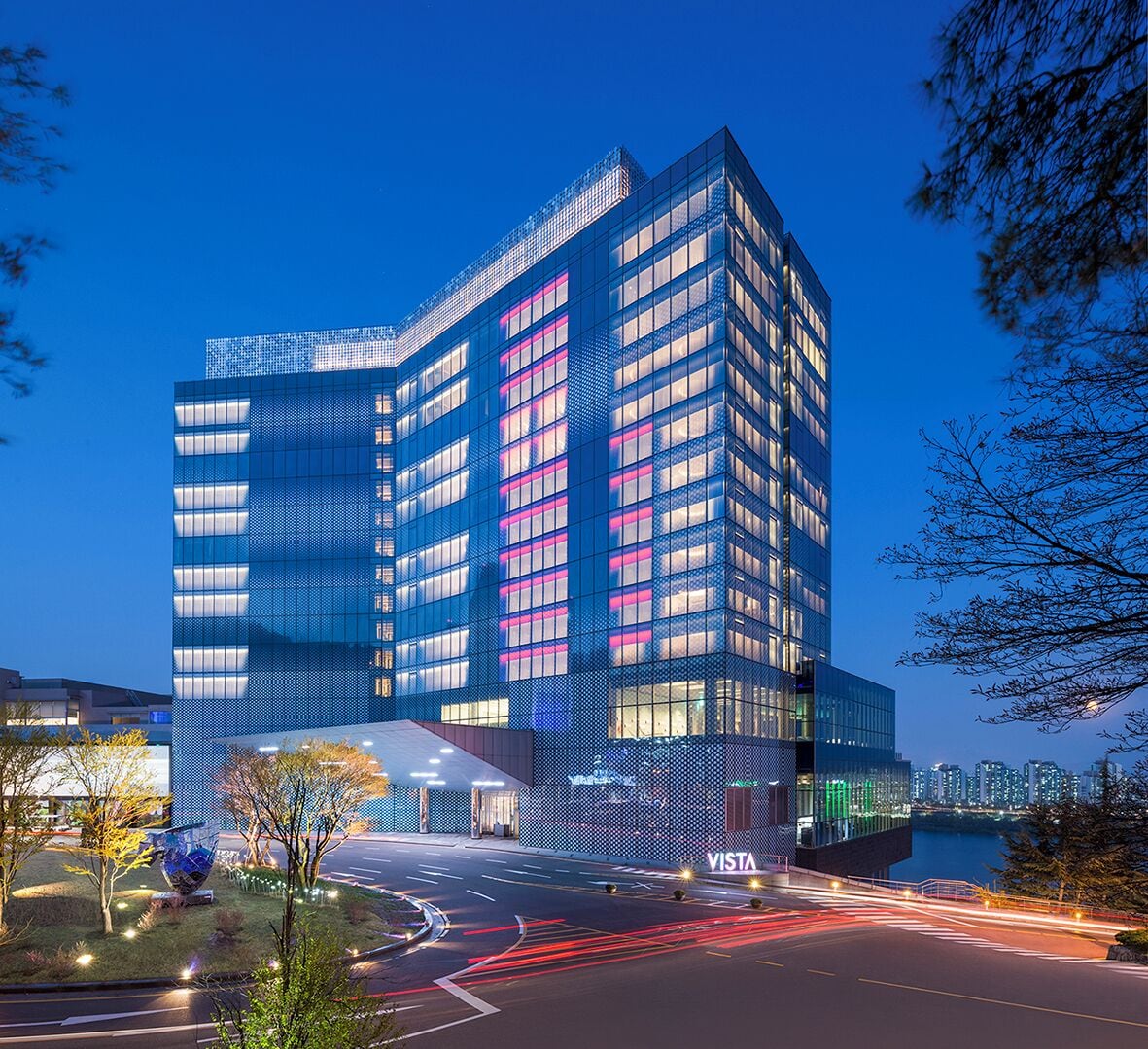 Free minibar, in-room safe, blackout drapes, soundproofing