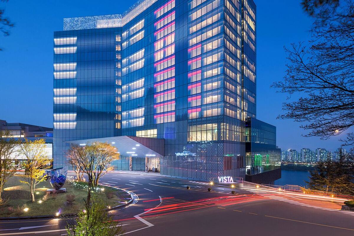 Een modern gebouw met een glazen gevel en een opvallende entree.