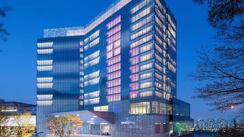 Free minibar, in-room safe, blackout drapes, soundproofing