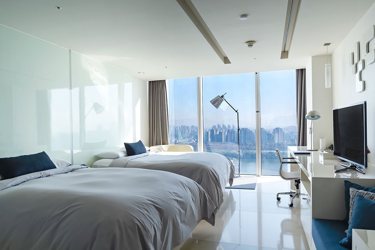 Artículos del minibar gratis y caja de seguridad en la habitación 