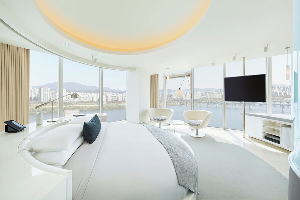 Artículos del minibar gratis y caja de seguridad en la habitación