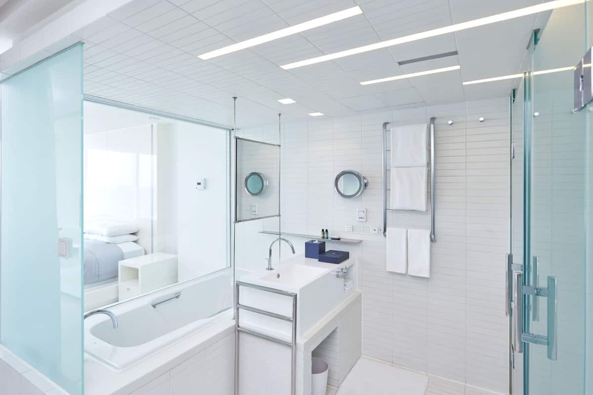 Een aparte badkuip en douche, een regendouche, gratis toiletartikelen