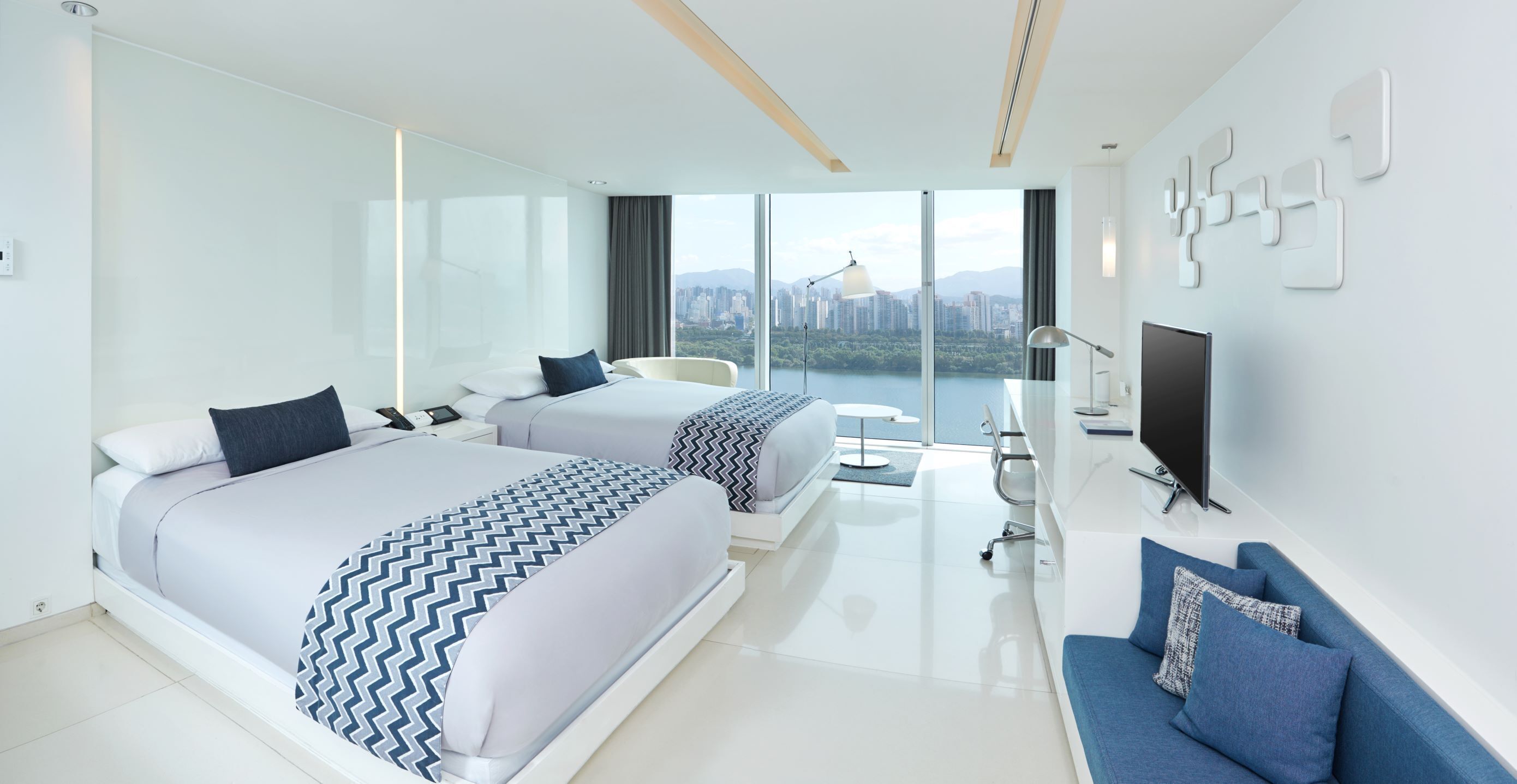 Deluxe Twin Room, River View | Free minibar, in-room safe, blackout drapes, soundproofing