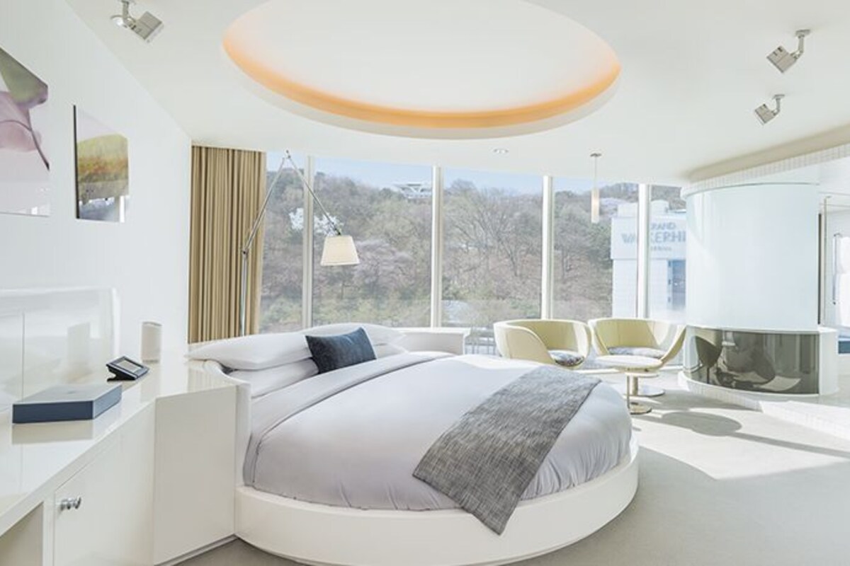 Studio Suite, Mountain View + Happy Hour + The Buffet Breakfast + Sauna (2 Guests) | Artículos del minibar gratis y caja de seguridad en la habitación