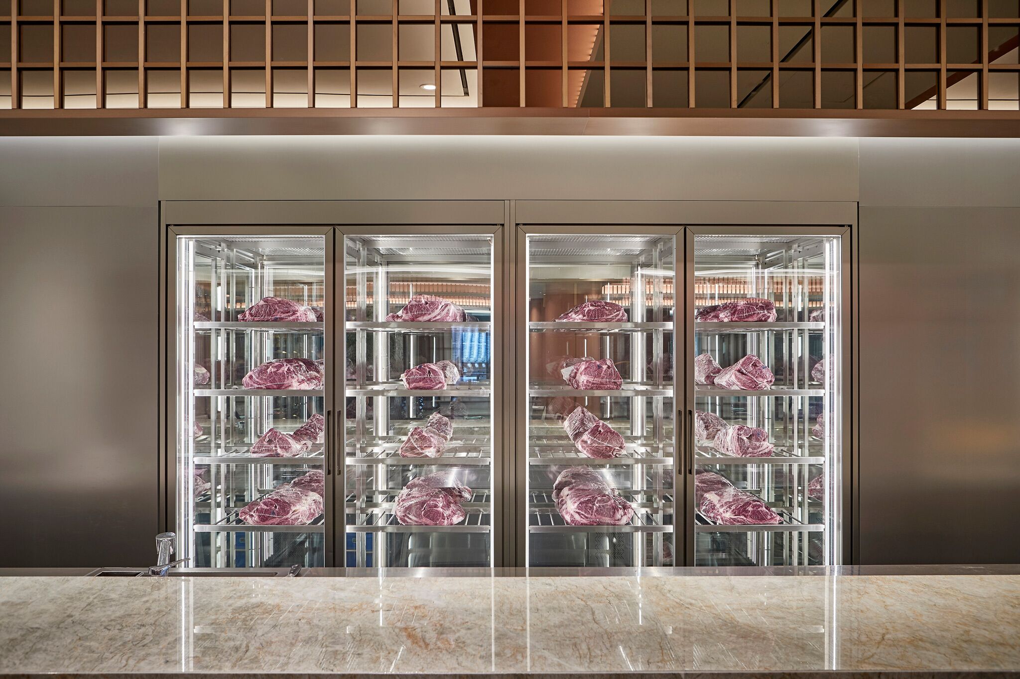 Vitrina refrigerada amb diverses baldas que contenen productes carnítics.
