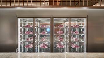 Vitrina refrigerada amb diverses baldas que contenen productes carnítics.