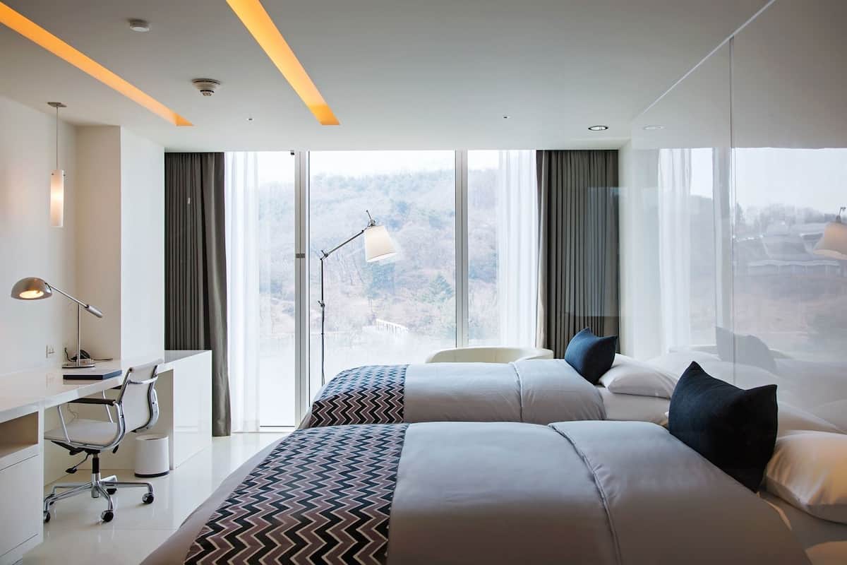 Artículos del minibar gratis y caja de seguridad en la habitación