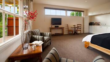 Studio | Private kitchenette | Fridge, microwave, electric kettle, toaster