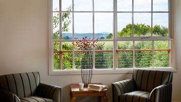 Studio | Living area | Flat-screen TV, DVD player, iPod dock