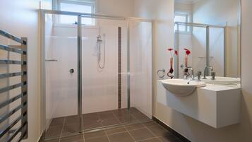 Een douche, handdoeken