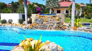 Piscina externa, espreguiçadeiras