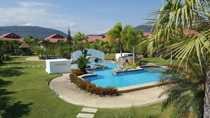 Piscina externa, espreguiçadeiras