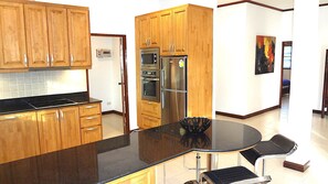2 Bedroom Villa | Cocina privada | Refrigerador con congelador, microondas, horno y parrilla de estufa 
