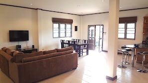 2 Bedroom Villa | Sala de estar | Televisión LCD de 52 pulgadas con canales por cable y televisión 