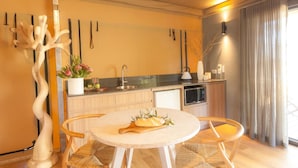 Une cuisine moderne avec une table de salle à manger ronde, des chaises en bois et une plante décorative en guise de centre de table.