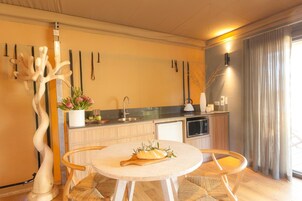 Geladeira, micro-ondas, cafeteira/chaleira, chaleira elétrica