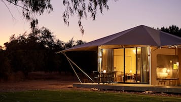 Cabaña (Lakefront Bungalow) | Ropa de cama de alta calidad, minibar y tabla de planchar con plancha 