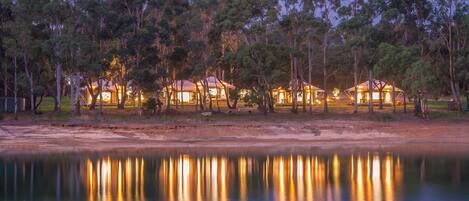 Vista frontal de la propiedad por la tarde o noche