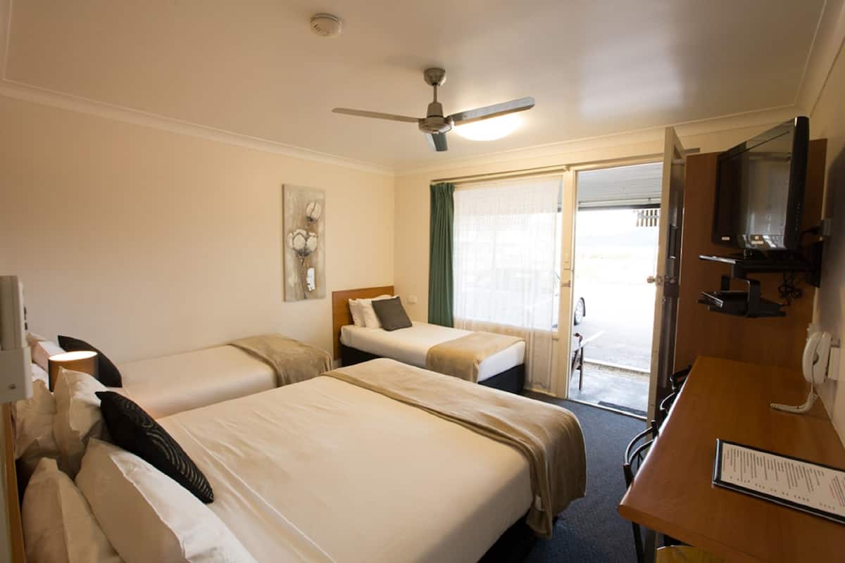 Family 4 Room | Soundproofing, iron/ironing board (on request), WiFi (free), bed sheets
