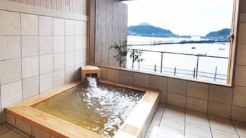 Deep-soaking bathtub