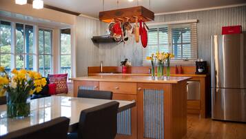 House, 1 Bedroom | Private kitchen | Full-sized fridge, microwave, stovetop, dishwasher
