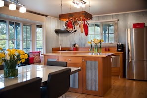House, 1 Bedroom | Private kitchen | Full-sized fridge, microwave, stovetop, dishwasher