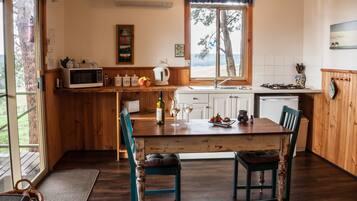 Ferienhaus (Misty View - Adults Only) | Essbereich im Zimmer