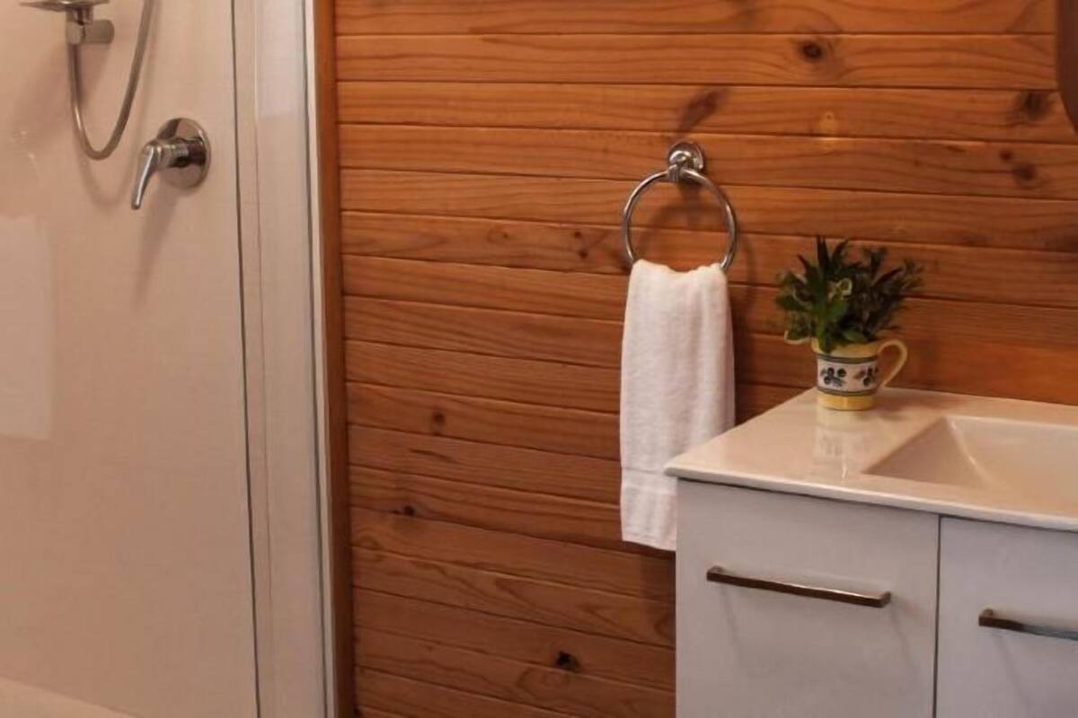 Badezimmer | Dusche, kostenlose Toilettenartikel, Haartrockner, Hausschuhe