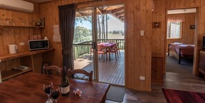 Ferienhaus (Red Gum) | Wohnbereich | Flachbildfernseher, Kamin, DVD-Player, MP3-Dockingstation